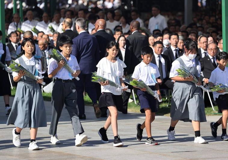 Entre los actos por el 78 aniversario de la bomba nuclear sobre Hiroshima hubo una ofrenda de flores.