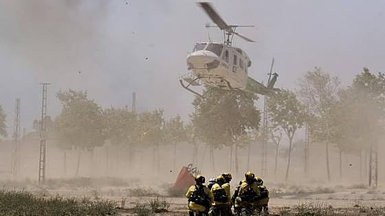 Un incendio con distintos focos deja sin luz varias horas parte de Cádiz