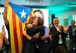Míriam Nogueras, candidata de Junts, se abraza con un compañero en la noche electoral.