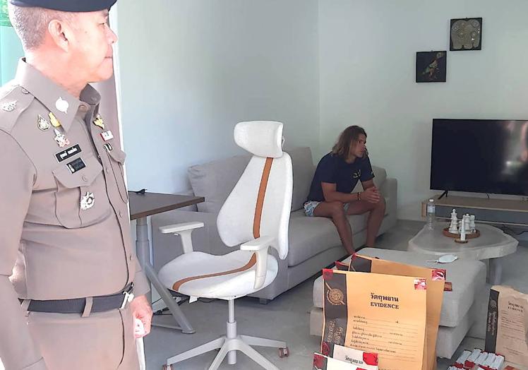 Imagen principal - En la imagen superior, Daniel Sancho en su habitación de hotel custodiado por la Policía junto a varias pruebas encontradas; debajo, el joven español junto a los agentes tratando de reconstruir sus movimientos tras la muerte del cirujano colombiano y, por último, una foto de las redes sociales de Sancho durante sus vacaciones en Tailandia.