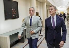 Bendodo, junto a Feijóo en una sesión de control al Gobierno en el Senado.