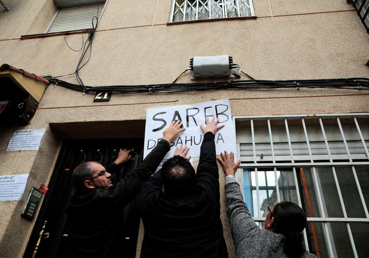 Una grupo de afectados por desahucios en viviendas de la Sareb, en Madrid.