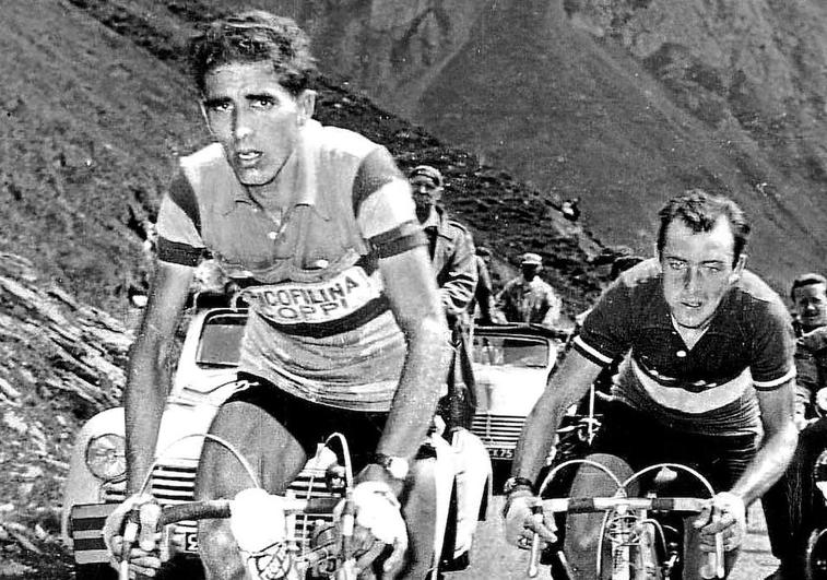 Esfuerzo. Bahamontes tira de Charly Gaul en uno de los puertos del Tour.