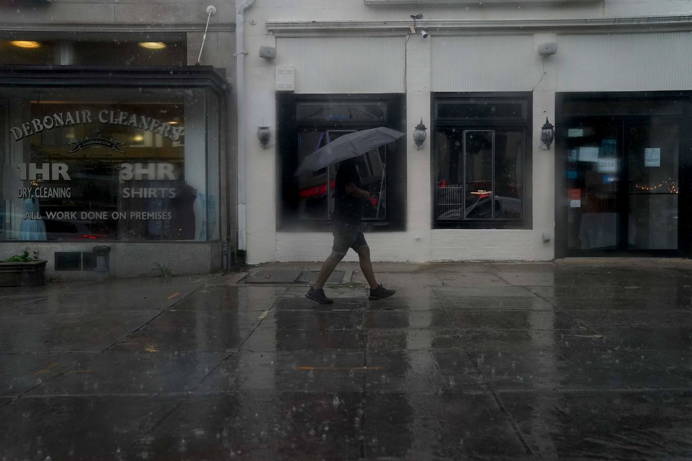 Una persona camina bajo la lluvia en Washington