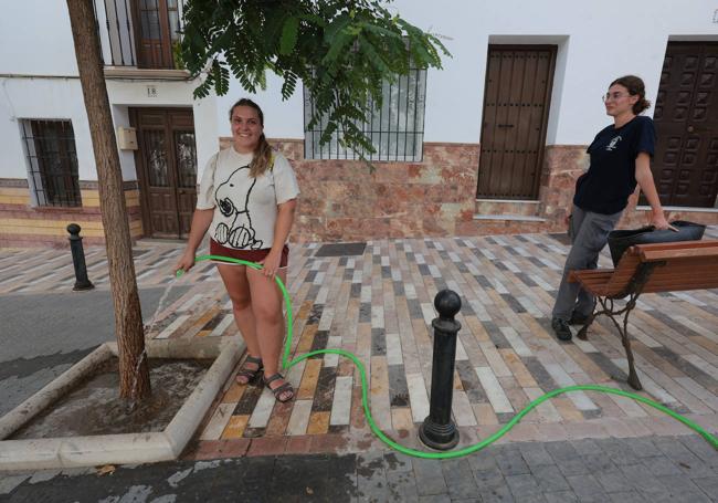 Verónica González y Ana Belén Navarro son dos trabajadoras del Ayuntamiento. Su jornada laboral cambia en verano para evitar estar al aire libre en las horas de más calor.