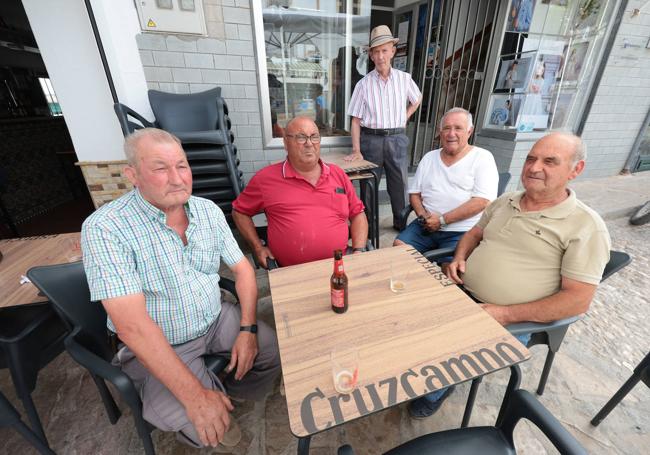 Un grupo de amigos en un bar de la plaza del pueblo antes de retirarse a sus casas, a la una y cuarto del mediodía.