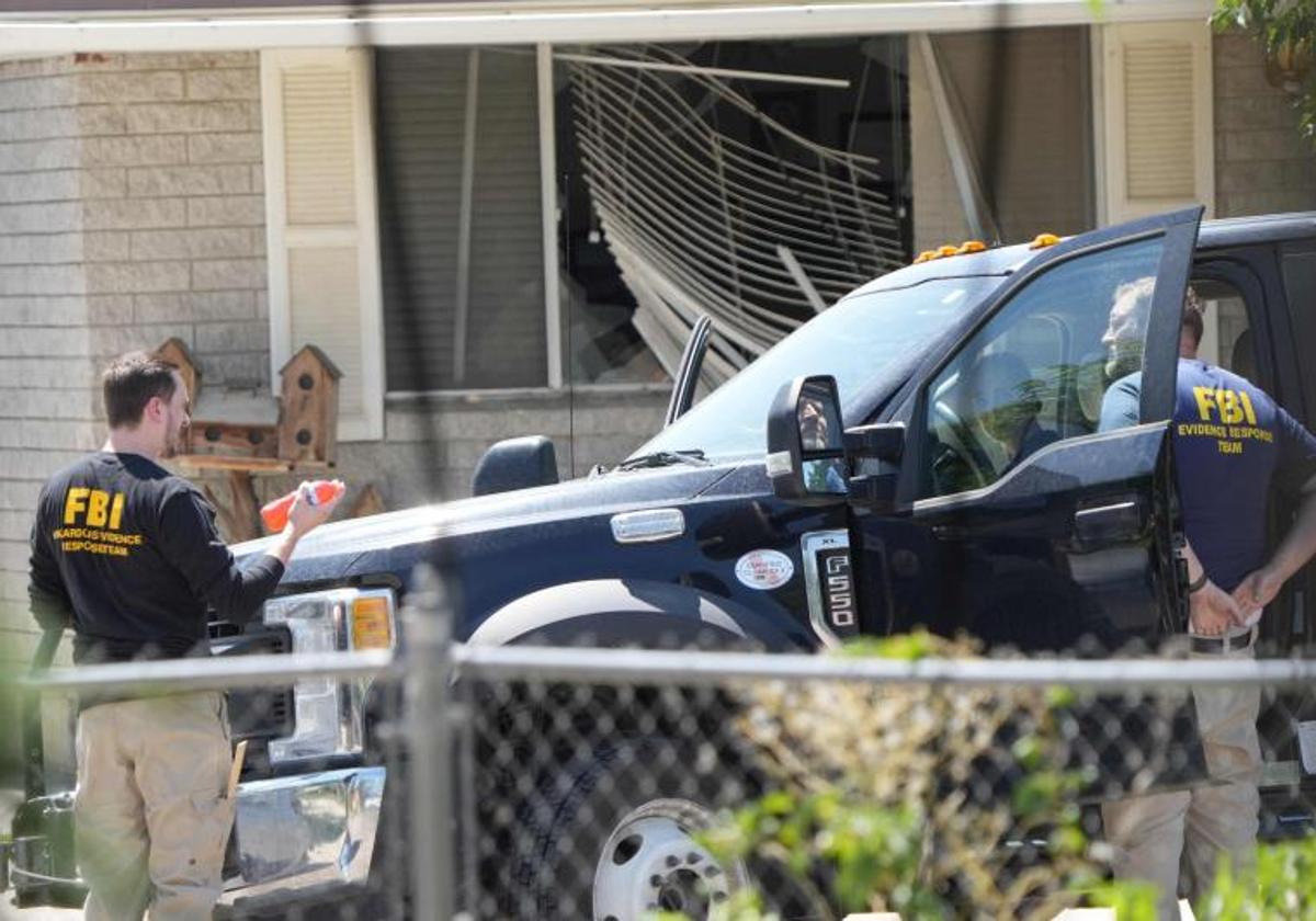 Miembros del FBI en el exterior de la vivienda de Uath en la que se llevó a cabo la redada.