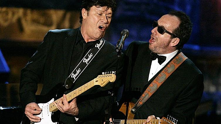 Muere Robbie Robertson, legendario guitarrista de The Band