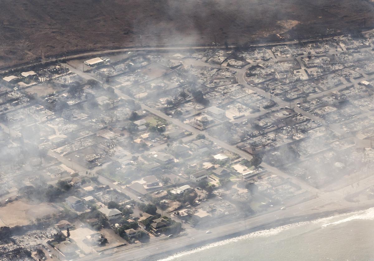 Vista aérea de los edificios dañados en Lahaina, Hawái