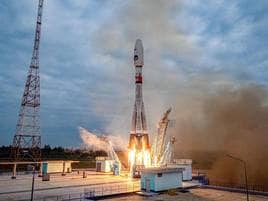 El cohete Soyuz, con la sonda Luna-25 cargada en su punta, abandona la plataforma de lanzamiento.