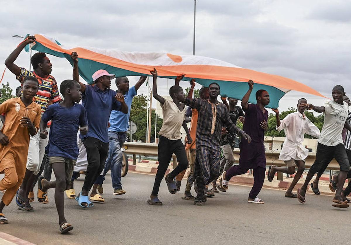 Miles de partidarios del golpe que depuso al presidente de Níger se manifiestan frente a la base francesa de Niamey