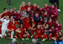 Piña de las jugadoras españolas tras la victoria ante Países Bajos en cuartos.