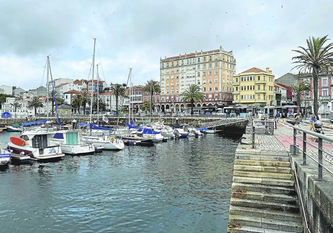 Barcos de recreo atracados en el muelle de Ferrol.