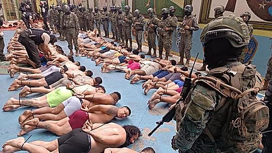 La lucha policial contra el crimen choca con el arsenal militar de las bandas en Ecuador