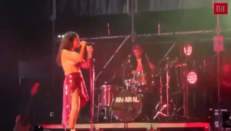 Amaral canta a pecho descubierto en el festival Sonorama