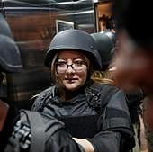 Verónica Sarauz compareció con chaleco antibalas y casco.