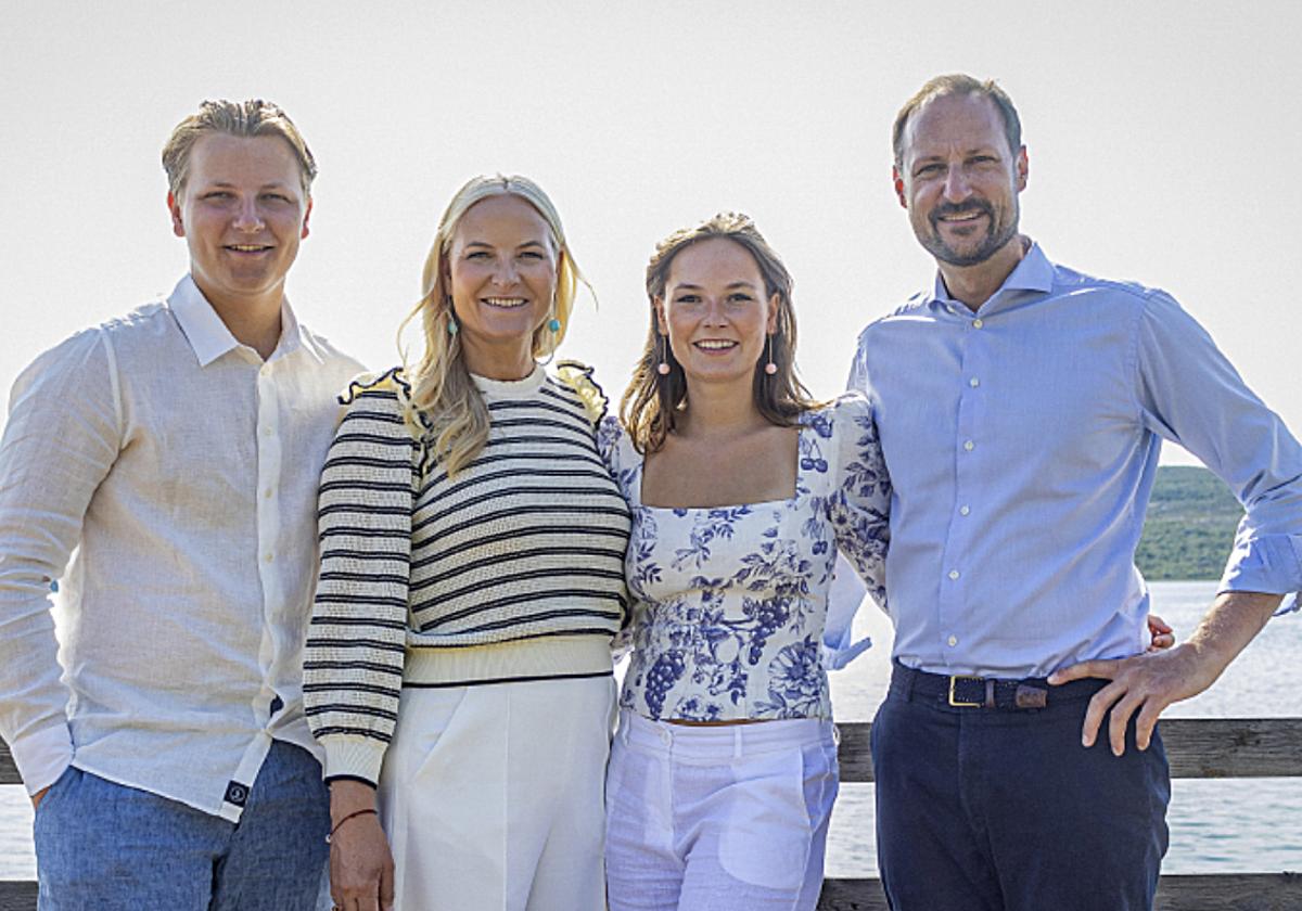 Haakon y Mette-Marit de Noruega y sus hijos Ingrid Alexandra y Sverre Magnus, en su posado estival. A la izquierda, el palacio de Oscarshall.