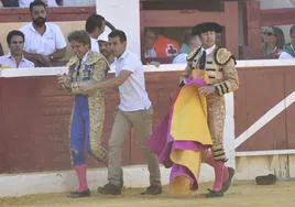 Manuel Díaz 'El Cordobés' sale por su propio pie de la plaza de Huesca tras ser volteado por un toro el sábado y sufrir heridas graves.