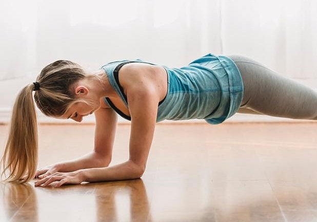 Plancha lateral con los pies en alto, el ejercicio para principiantes que fortalece en una semana