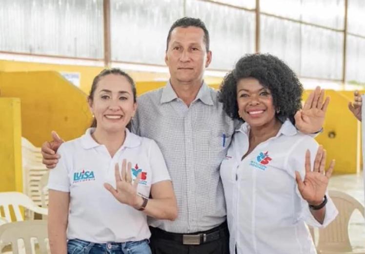 Pedro Briones, junto a la gobernadora de Esmeraldas (a la izquierda), de su mismo partido.