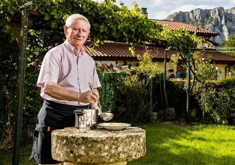 Benjamín Urdiain, el primer cocinero en conseguir tres estrellas Michellin en España, en el jardín de su casa en Ziordia (Navarra) en una imagen de 2019.