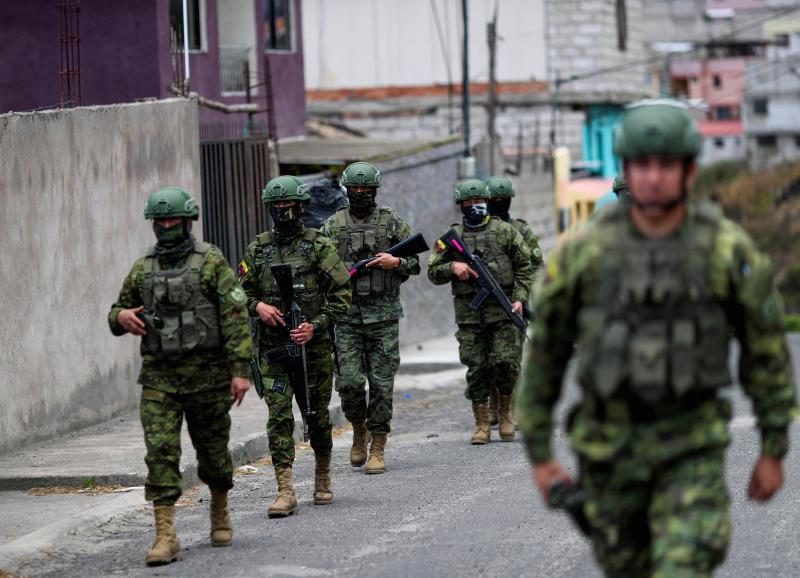 Una unidad militar patrulla este martes por las calles de Quito.