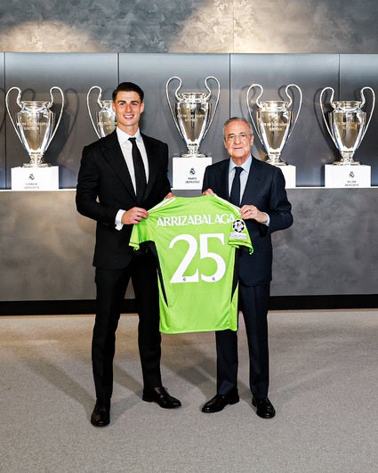 El portero Kepa Arrizabalaga y el presidente blanco Florentino Pérez.