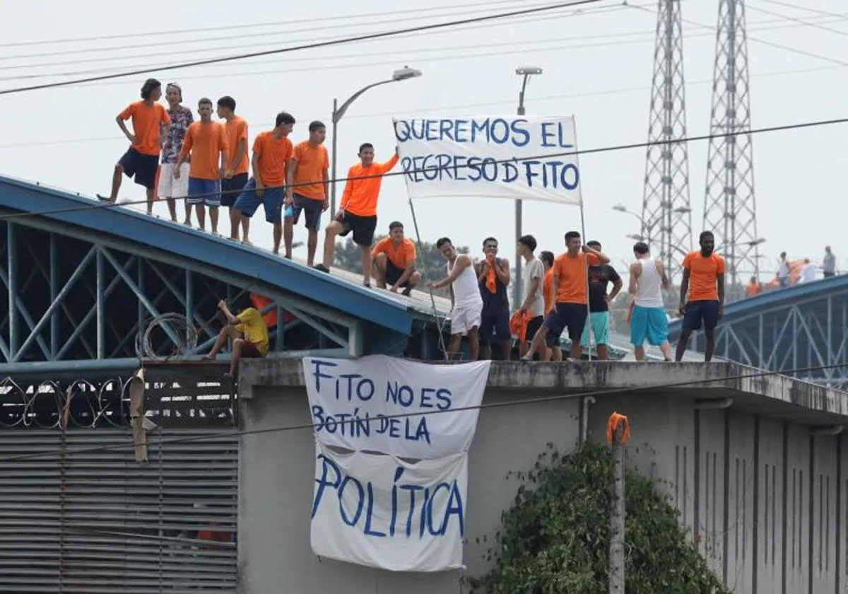 Cientos de presos se amotinaron el lunes en la cárcel donde estaba alojado el líder de Los Choneros, quien amenazó a Villavicencio, antes de su traslado.