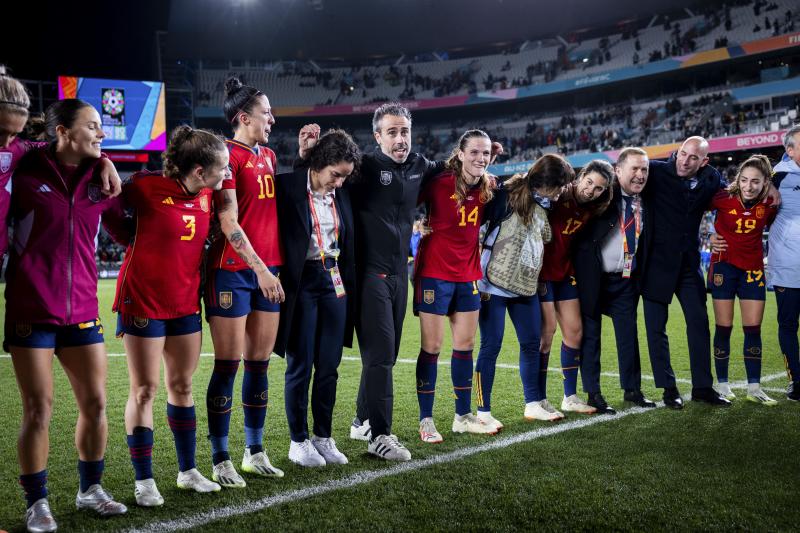 Las jugadoras españolas celebran el éxito junto al seleccionador, Jorge Vilda, y el presidente de la FEF, Luis Rubiales.