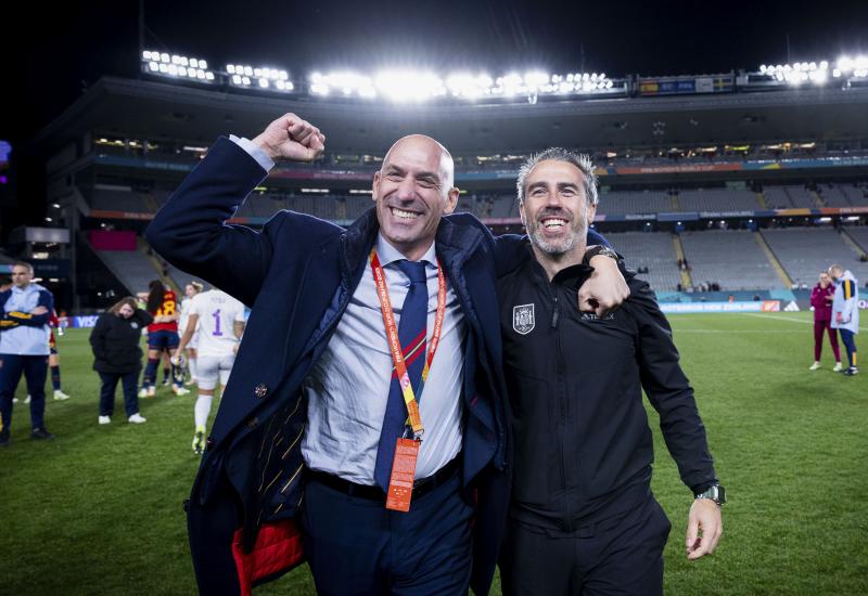 Luis Rubiales y Jorge Vilda, presidente de la FEF y seleccionador, festejan la victoria ante Suecia.