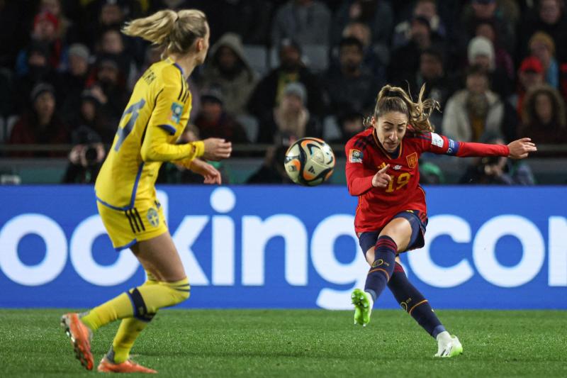 Olga Carmona chuta con la zurda en la acción del gol decisivo.