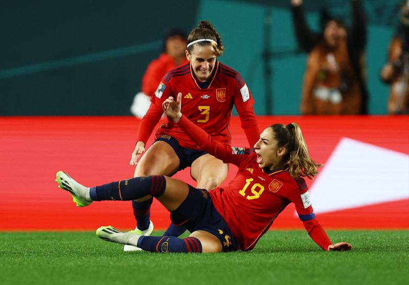 Olga Carmona celebra junto a Tere Abelleira el tanto del triunfo.