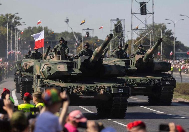 Polonia exhibe su potencia defensiva con el mayor desfile militar en décadas