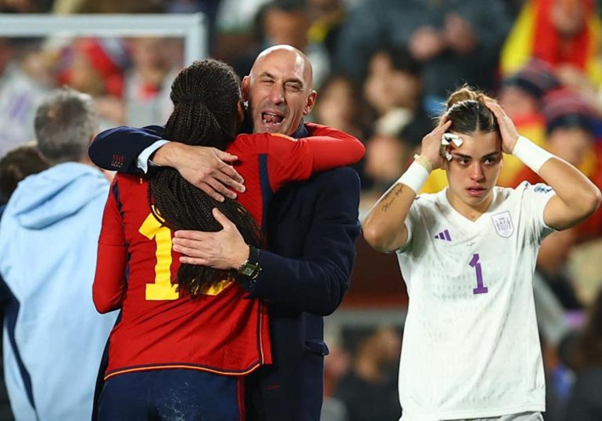 Luis Rubiales abraza a la goleadora Salma Paralluelo.