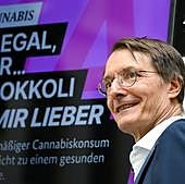 El ministro de Salud alemán, Karl Lauterbach, ha dado a conocer la ley del cannabis en una rueda de prensa este miércoles en Berlín.
