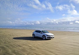 Un Volkswagen Scirocco en la playa