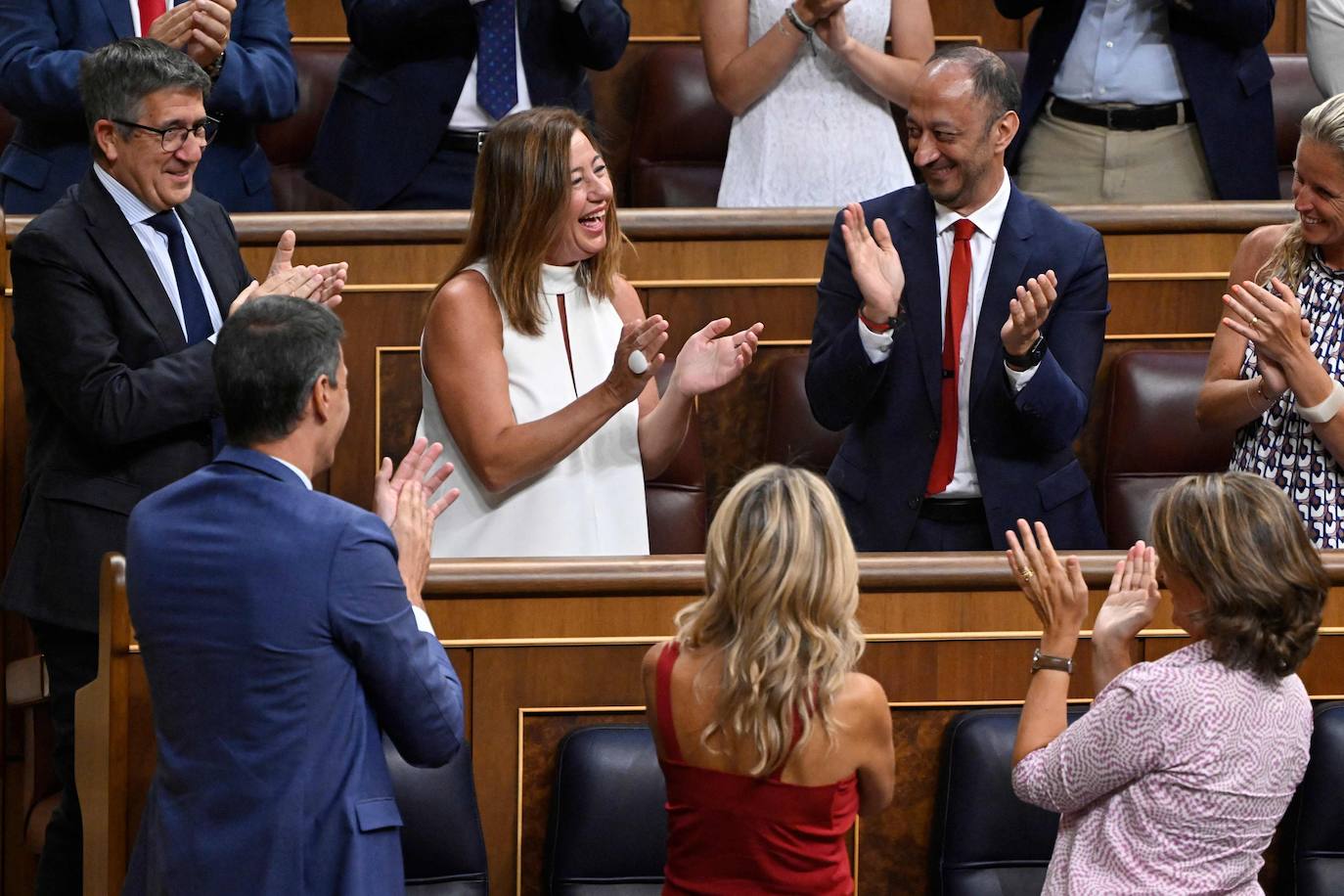 La diputada socialista Francina Armengol (C), reacciona a ser elegida como nueva presidenta durante la sesión constitutiva del Parlamento