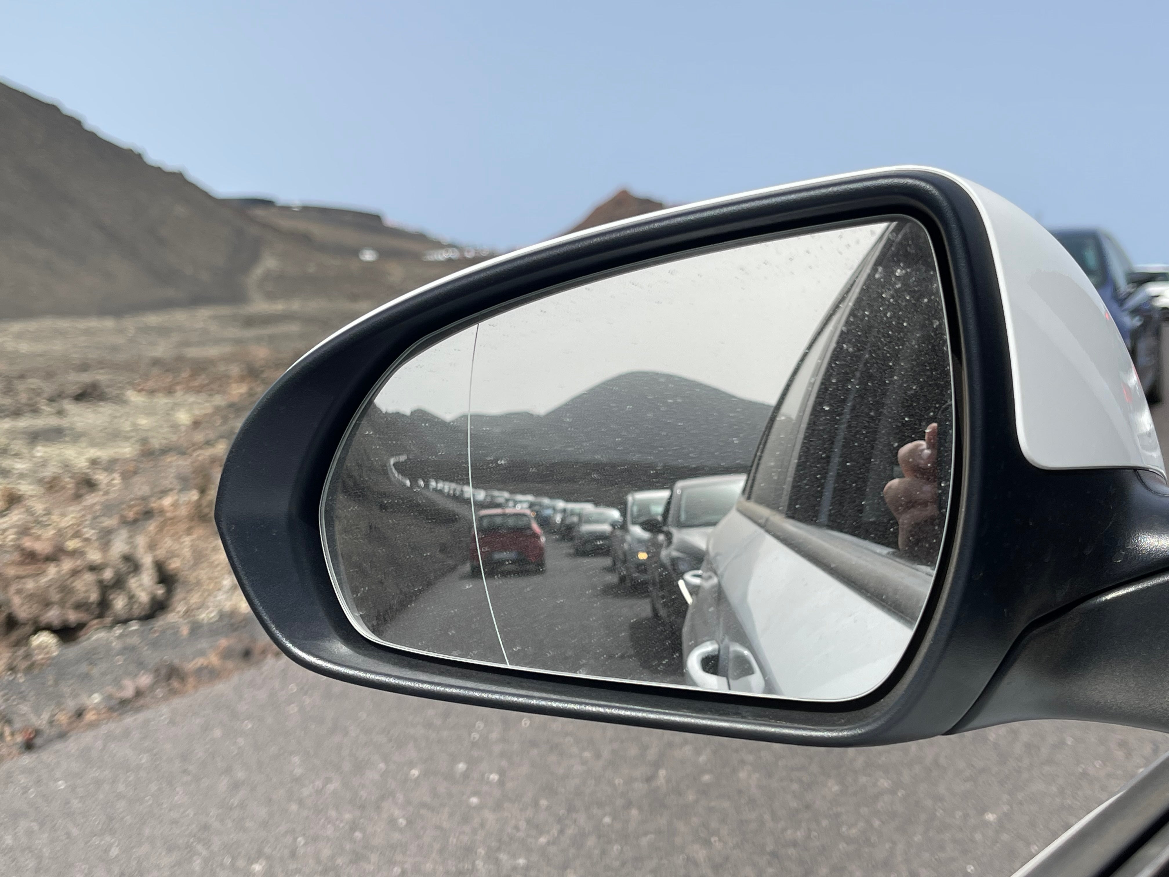 Fila de coches a para entrar en el Parque Nacional del Timanfaya.