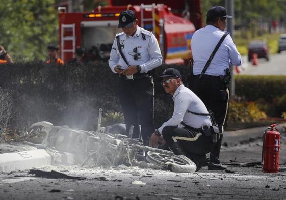 Agentes de la Policía de Malasia vigilan el lugar donde se registró el accidente.