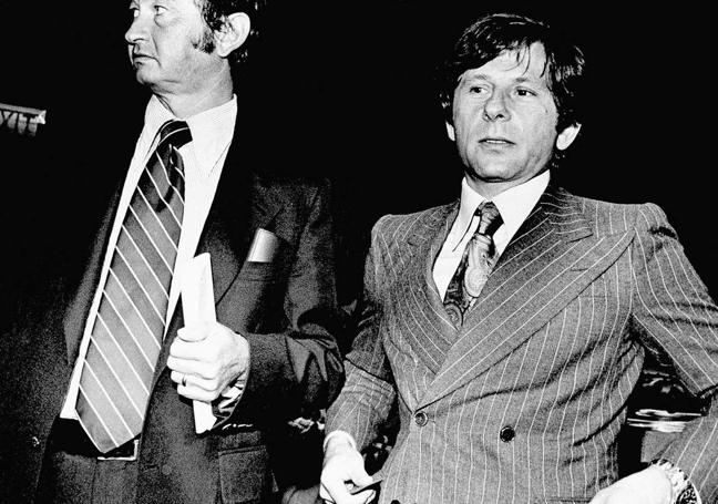 Polanski sale del tribunal de Santa Mónica en el que estaba siendo juzgado por violar a una menor en 1977.