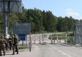 Guardias fronterizos lituanos vigilan un puesto de control cerrado en la localidad de Sumskas, limítrofe con Bielorrusia.