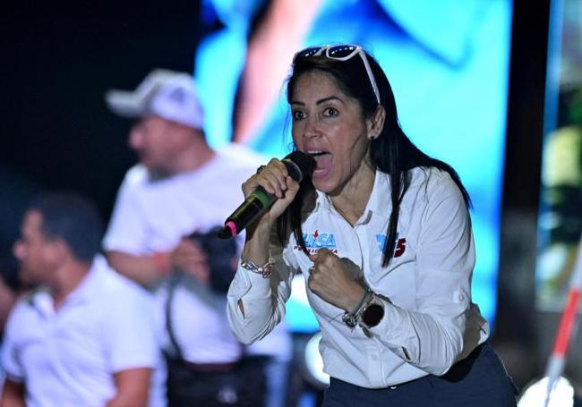 Luisa González se dirige a sus seguidores durante el cierre de su campaña en Guayaquil.