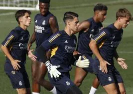 Los futbolistas del Real Madrid, con Kepa en el centro, durante el entrenamiento de este viernes.