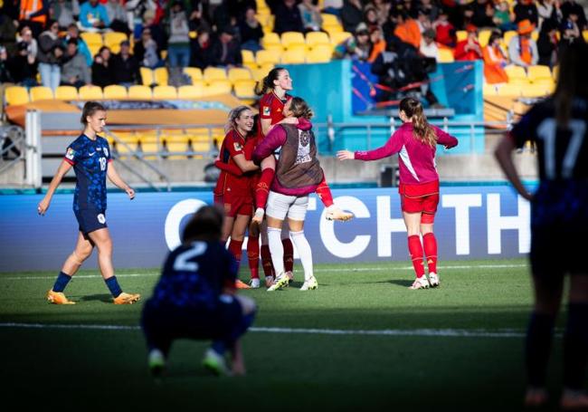 España hizo historia de nuevo. El conjunto que dirige Jorge Vilda se impuso a Países Bajos por 2-1 en un partido en el que fue netamente superior durante 120 minutos pero en el que tuvo que esperar a la prórroga para derribar la resistencia neerlandesa. Los goles de Mariona Caldentey desde el punto de penalti y de Salma Paralluelo en el minuto 111 ya son historia de nuestro fútbol. La selección española se plantó en las semifinales del Mundial femenino.