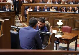 Rufián conversa con Sánchez ayer en el Congreso.