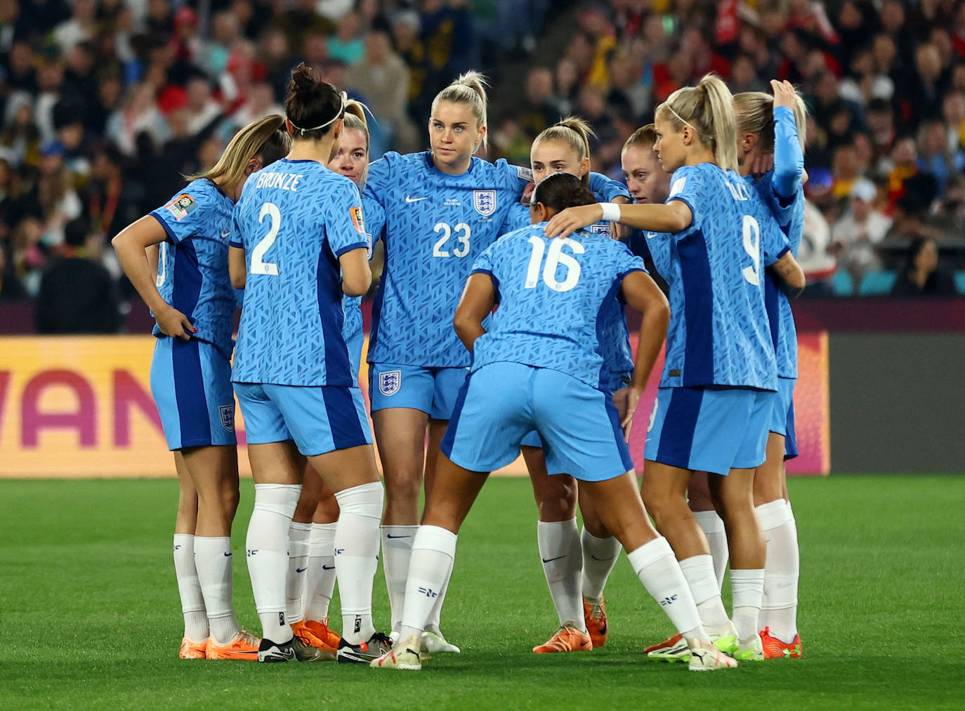 Las jugadoras de Inglaterra hacen un corrillo antes del inicio del partido.