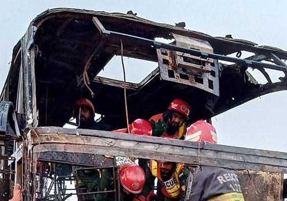 Una bomba destinada a un convoy militar mata a 13 obreros en Pakistán