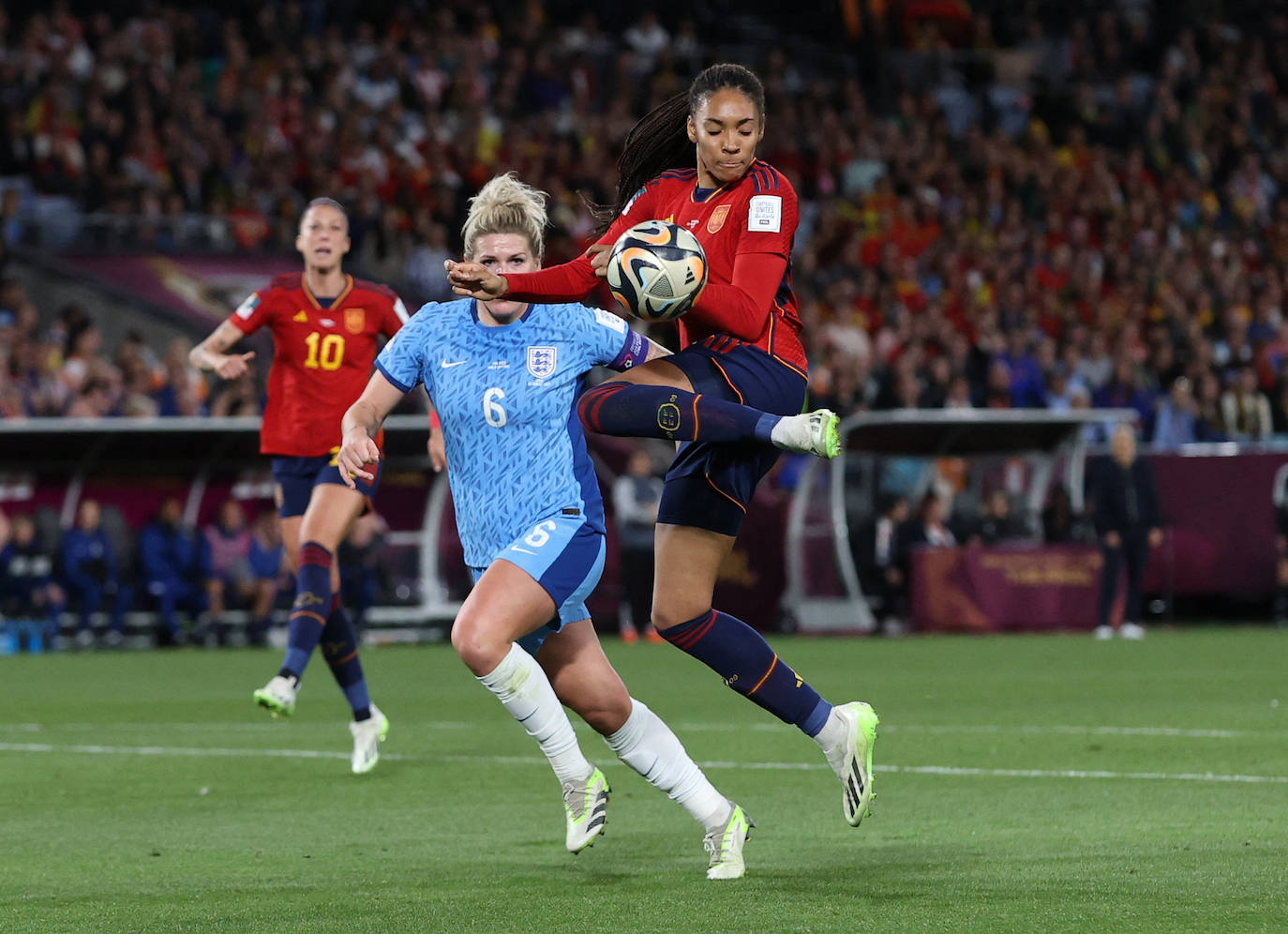 Salma Paralluelo trata de llevarse un balón ante la inglesa Millie Bright.