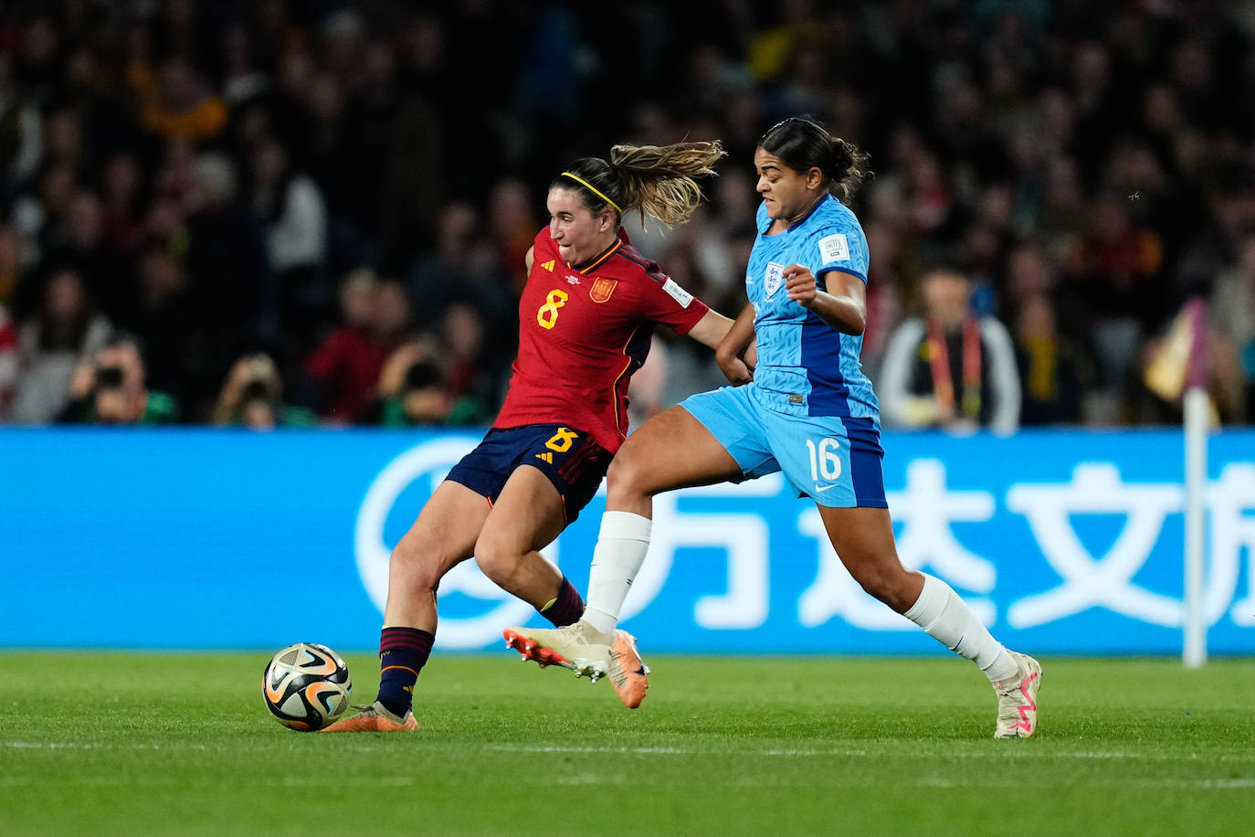 La española Maria Caldentey defiende la pelota ante la presión de la inglesa Jessica Carter.