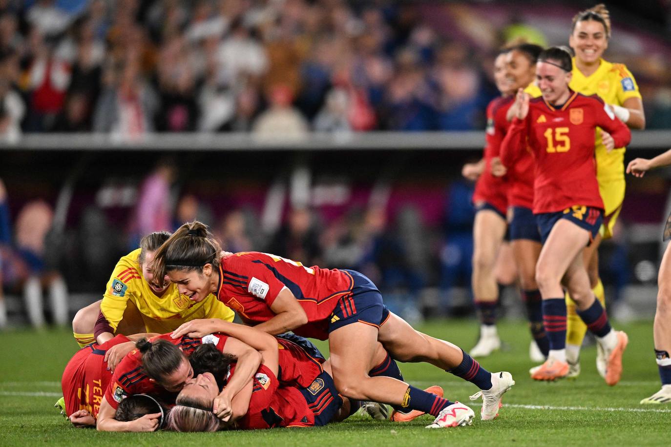 Las jugadoras de España celebran con júbilo máximo su victoria en la final del Mundial femenino.